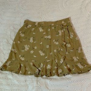 American Eagle Yellow Flower Skirt with Pockets! Ruffle bottom and zipper back.